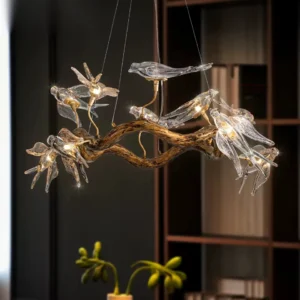 Lampa wisząca z szklanymi ptakami na gałęzi