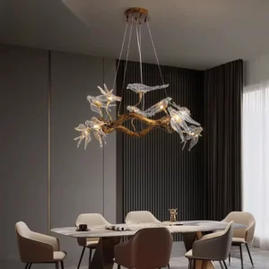 Lampa wisząca z szklanymi ptakami na gałęzi