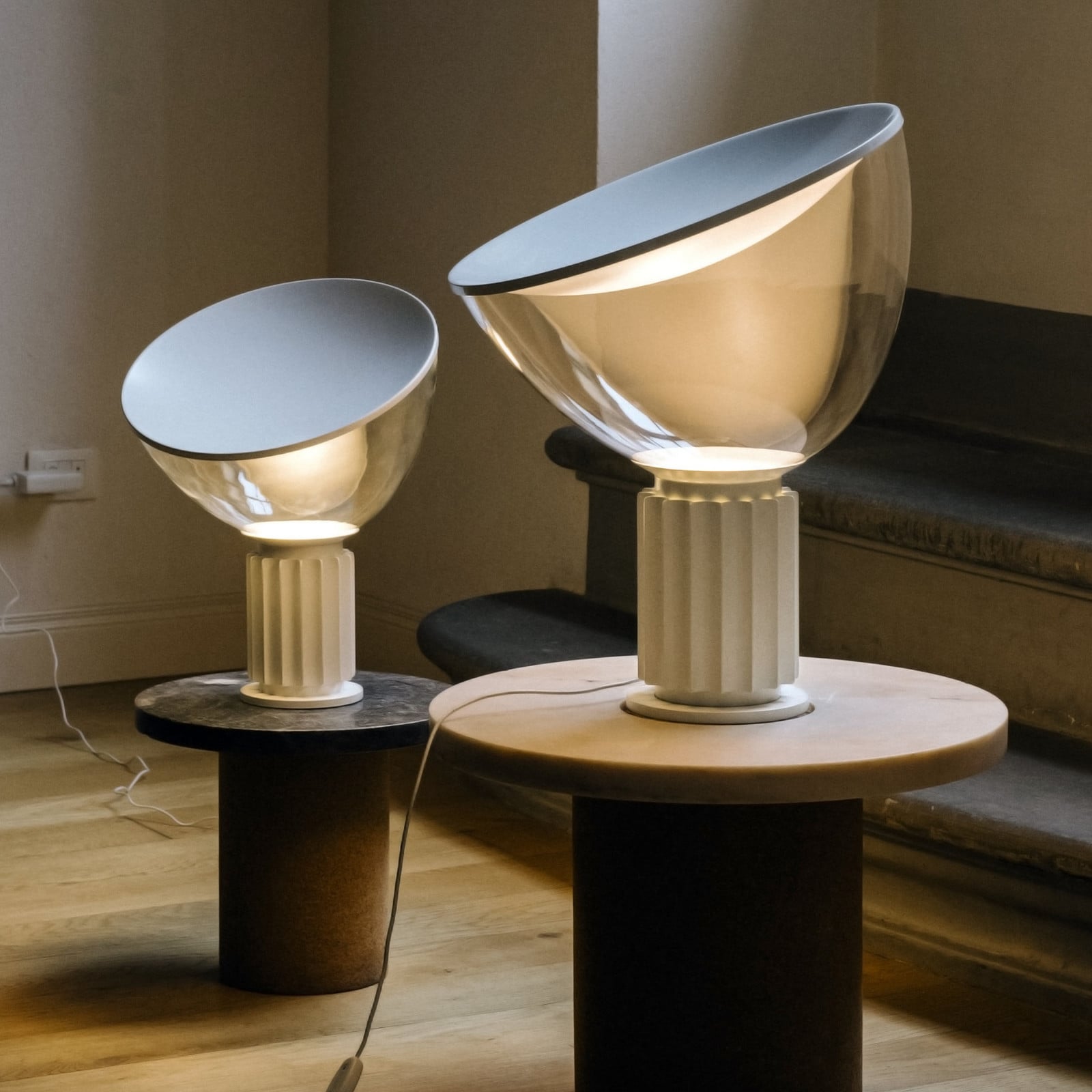 Mała lampa stołowa LED FLOS Taccia biała