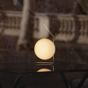 Lampa stołowa FLOS IC T1 Low 10th Anniversary pozłacana ściemniana.