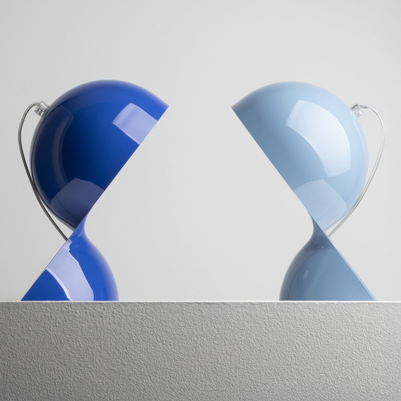 Lampa stołowa Artemide Dalú niebieska wysokość 26 cm tworzywo sztuczne