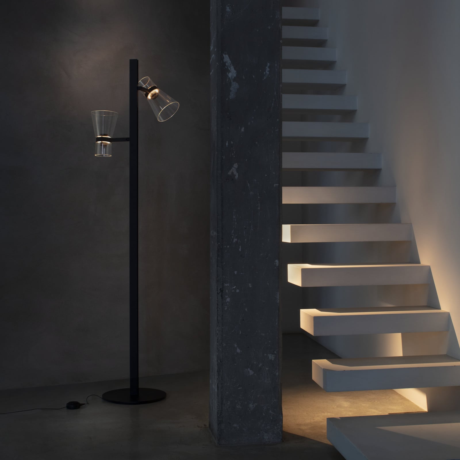 Lampa stojąca LED Flos Nocturne F2 Cone czarna 2-punktowa 206 cm