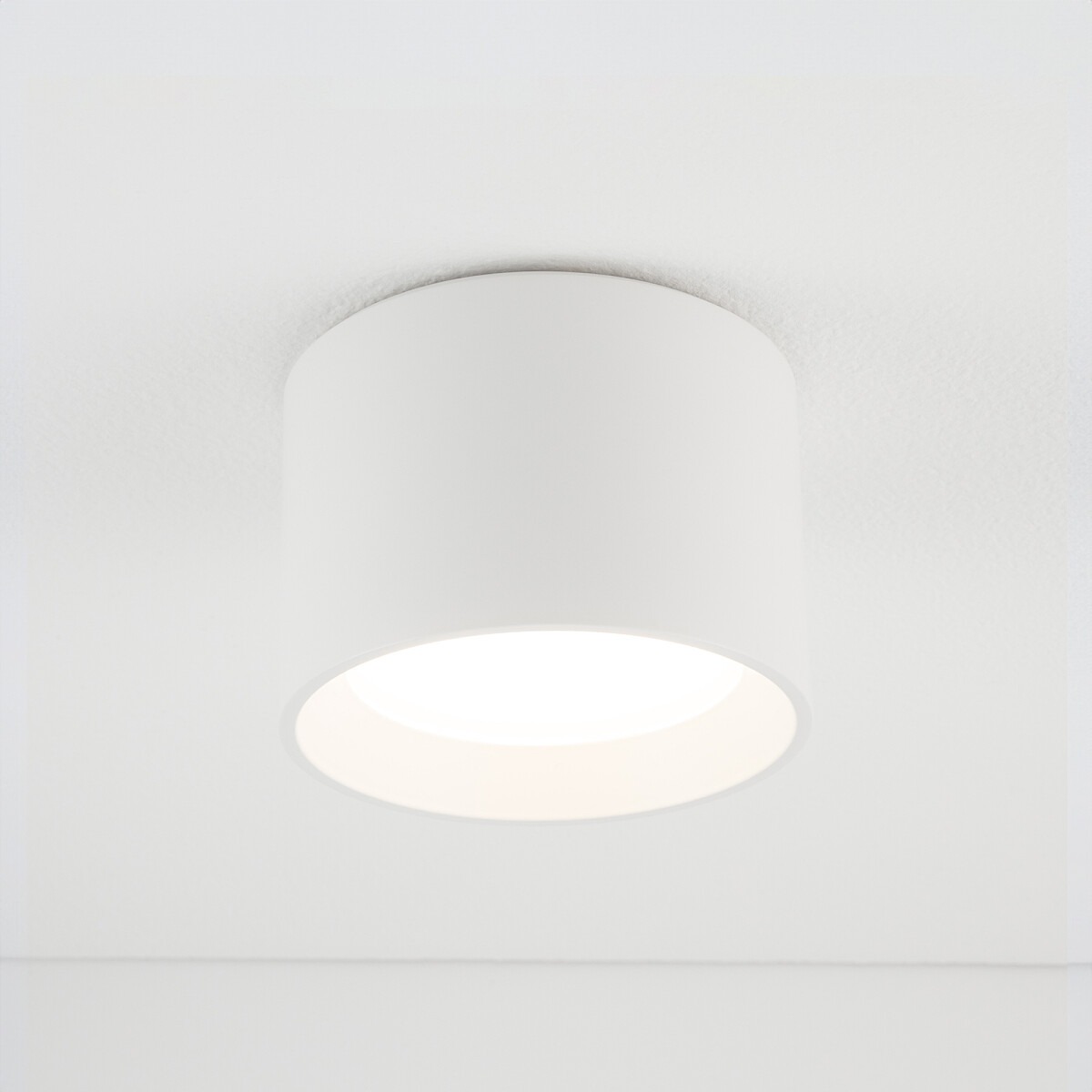 Plafon łazienkowy GX53, biały cylinder, 10 cm, IP54 7 Plafon łazienkowy GX53, biały cylinder, 10 cm, IP54 – zdjęcie 7
