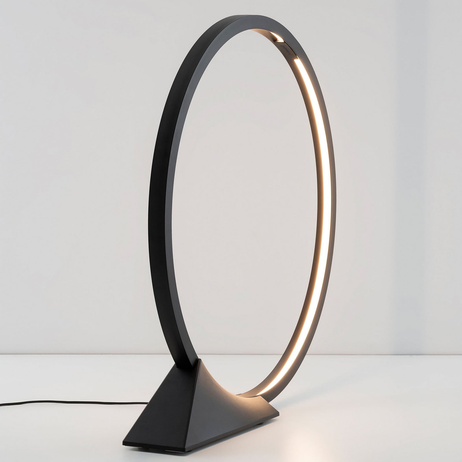 Artemide O lampa stojąca LED App