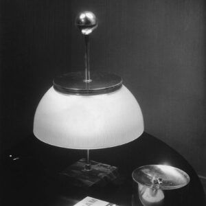 Artemide Alfa lampa stołowa ze szklanym kloszem