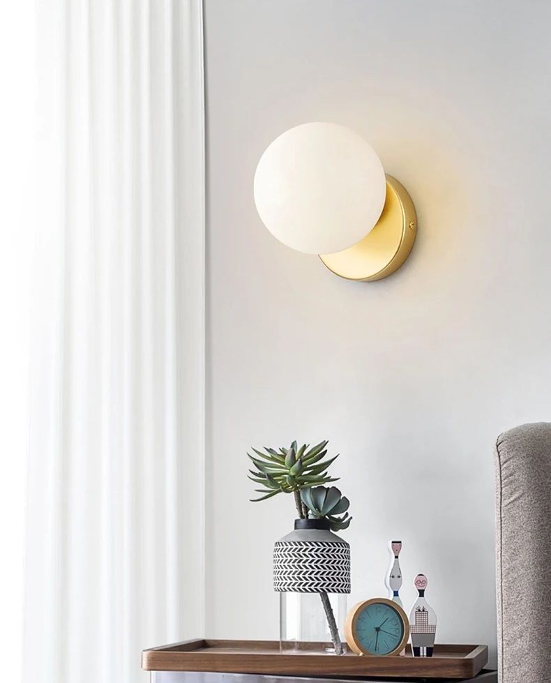 Nowoczesna Metalowa Lampa Ścienna Ball Kinkiet Szklana Kula