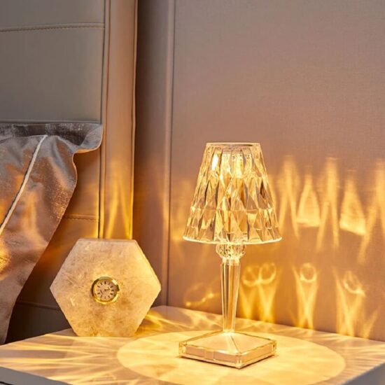 Kryształowa lampa stołowa LED bezprzewodowa Kartell nowoczesna i stylowa. Idealna do sypialni czy w salonu.