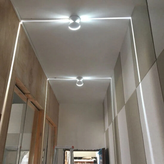 Zewnętrzna wodoodporna lampa liner LED kolorowa nowoczesna i funkcjonalna. Montowana na powierzchni lub osadzana.