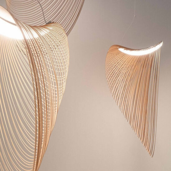 Skandynawska drewniana lampa wisząca Illan LED minimalistyczna i elegancka. Do salonu, do jadalni, do sypialni.