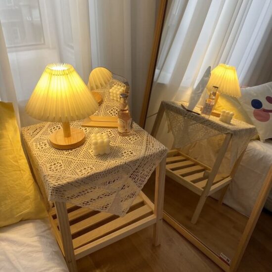 Drewniana lampka nocna plisowany abażur retro boho, prosta i stylowa. Do sypialni, do salonu, do gabinetu.
