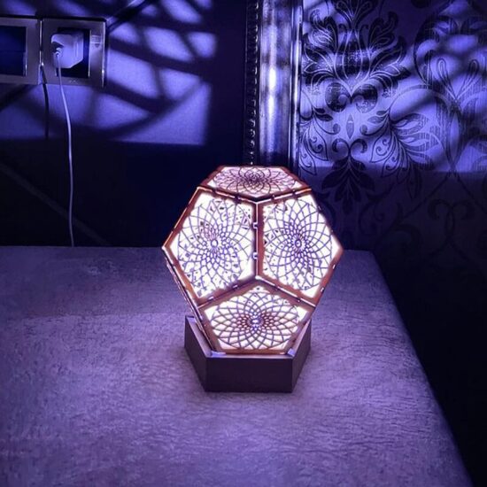 Lampa stołowa Polar Star boho sześciokąt projekcja, dekoracyjna i nietypowa. Do salonu, do jadalni, do sypialni.
