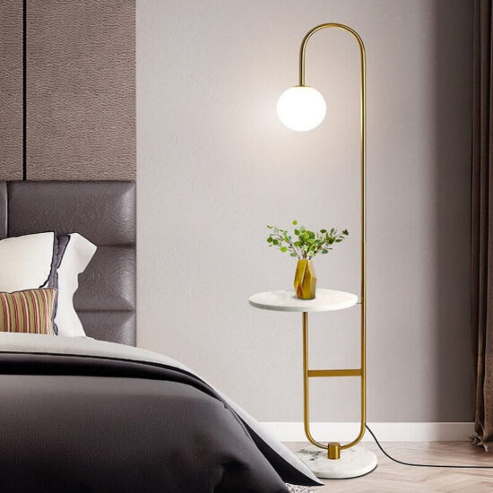 Lampa stojąca podłogowa ze stolikiem art deco funkcjonalna i elegancka. Idealna do salonu, do sypialni czy do gabinetu.