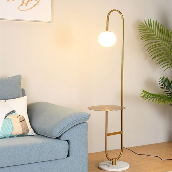 Lampa stojąca podłogowa ze stolikiem art deco funkcjonalna i elegancka. Idealna do salonu, do sypialni czy do gabinetu.