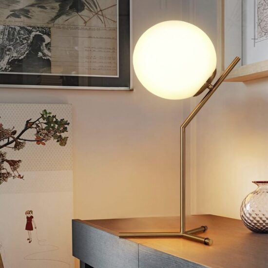 Lampa stołowa Flos złota art deco elegancka i stylowa. Idealna do sypialni, do gabinetu, do salonu.