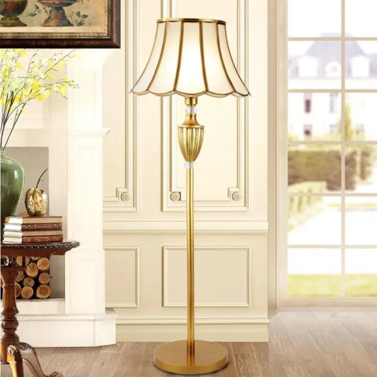 Europejska lampa stojąca złota vintage elegancka i stylowa. Do salonu, do sypialni, do gabinetu.