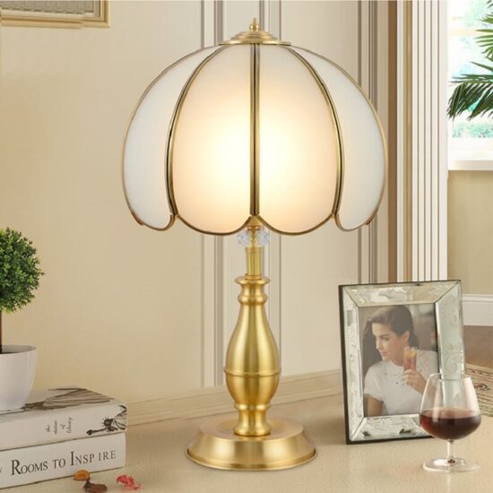 Europejska lampa stojąca złota vintage elegancka i stylowa. Do salonu, do sypialni, do gabinetu.