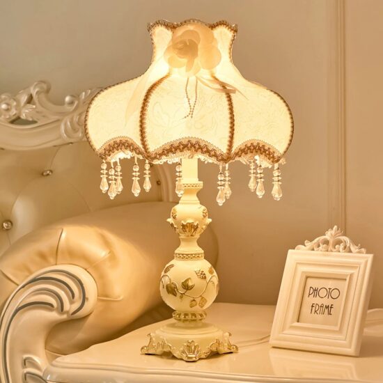 Lampa stołowa europejska vintage żywica elegancka i romantyczna. Do sypialni, do salonu, do gabinetu.