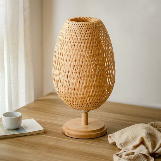 Prosta bambusowa lampa stołowa boho modna, stylowa i klasyczna. Do salonu, do sypialni, do gabinetu.