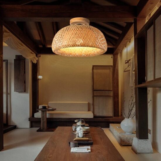 Prosta bambusowa lampa sufitowa boho modna, stylowa i elegancka. Do salonu, do sypialni, do kuchni.