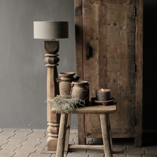 Antyczna lampa podłogowa drewniana rustykalna zjawiskowa i elegancka. Do sypialni, do gabinetu, do salonu.