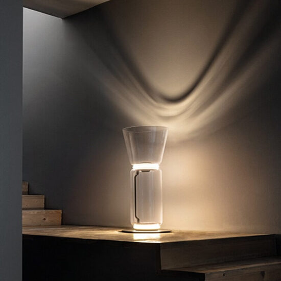 Lampa stojąca Flos Noctambule eklektyczna, zjawiskowa i oryginalna. Do sypialni, do salonu, do gabinetu.