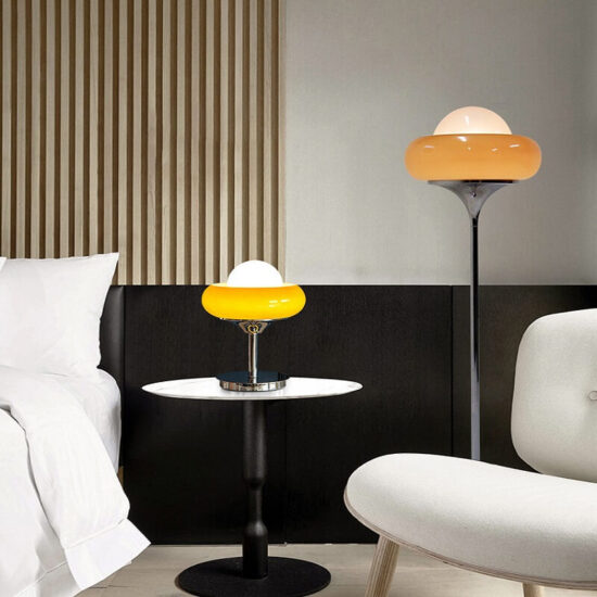 Pomarańczowa lampa podłogowa Guzzini eklektyczna, zjawiskowa i elegancka. Do sypialni, do salonu, do gabinetu.