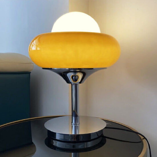 Pomarańczowa lampa stołowa Guzzini eklektyczna, zjawiskowa i elegancka. Do sypialni, do salonu, do gabinetu.