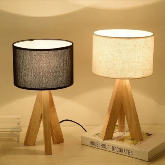 Drewniana lampa stołowa Trójnóg skandynawska minimalistyczna i stylowa. Do sypialni, do salonu, do gabinetu.