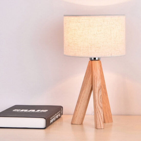 Drewniana lampa stołowa Trójnóg skandynawska minimalistyczna i stylowa. Do sypialni, do salonu, do gabinetu.
