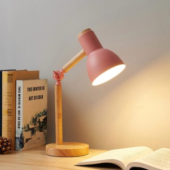 Drewniana lampka biurkowa pastelowa skandynawska prosta, modna, stylowa. Do pokoju dziecięcego, do sypialni, do gabinetu.