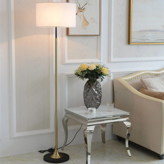 Wysoka lampa podłogowa klasyczna prosta elegancka i stylowa. Do sypialni, do salonu, do gabinetu.