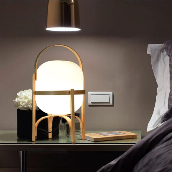 Drewniana lampa stojąca Cesta skandynawska stylowa i oryginalna. Do sypialni, do salonu, do gabinetu.