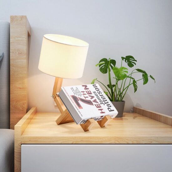 Kreatywna lampa stołowa Drewniany Ludzik skandynawska oryginalna i zjawiskowa. Do sypialni, do gabinetu, do pokoju dziecięcego.