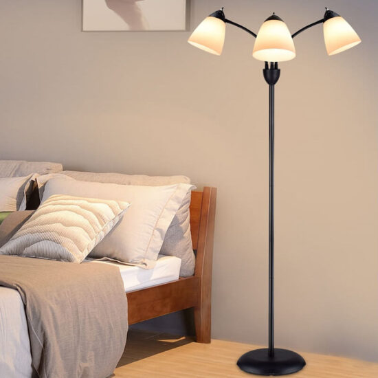 Klasyczna lampa podłogowa z 3 kloszami prosta, modna, stylowa. Do sypialni, do salonu, do gabinetu.