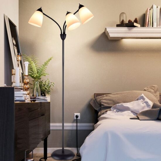 Klasyczna lampa podłogowa z 3 kloszami prosta, modna, stylowa. Do sypialni, do salonu, do gabinetu.