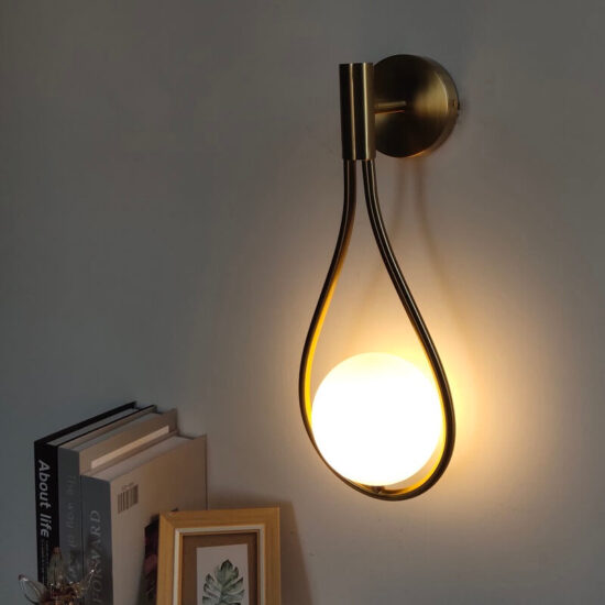 Lampa ścienna Forneri łezka eklektyczna elegancka i minimalistyczna. Do sypialni, do salonu, na przedpokój.