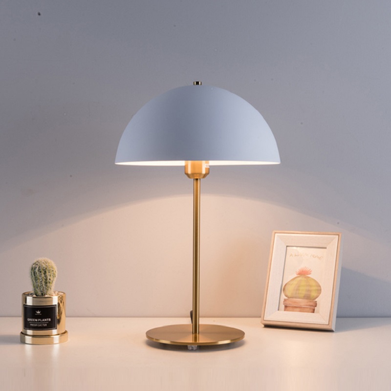 Lampa stołowa Bloomingville skandynawska elegancka i zjawiskowa. Do sypialni, do salonu, do gabinetu.