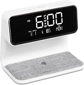 Zegar cyfrowy budzik z funkcją lampki nocnej i bezprzewodowej ładowarki w kolorze białym z dodatkiem materiału