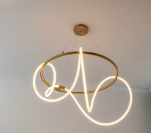 Nowoczesna Skandynawska Designerska Okrągła Lampa Wisząca Tracer w Kolorze Czarnym i Złotym