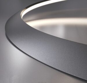 Nowoczesna Metalowa Lampa Wisząca Nemo Kepler nad stół w kolorze czarnym i białym jako niekończąca się, nakładająca się na siebie taśma