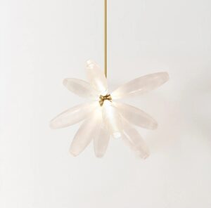 Nowoczesna wisząca lampa sufitowa Giopato w kolorze złotym ze szklanymi podłużnymi kloszami.