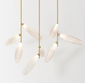 Nowoczesna wisząca lampa sufitowa Giopato w kolorze złotym ze szklanymi podłużnymi kloszami.