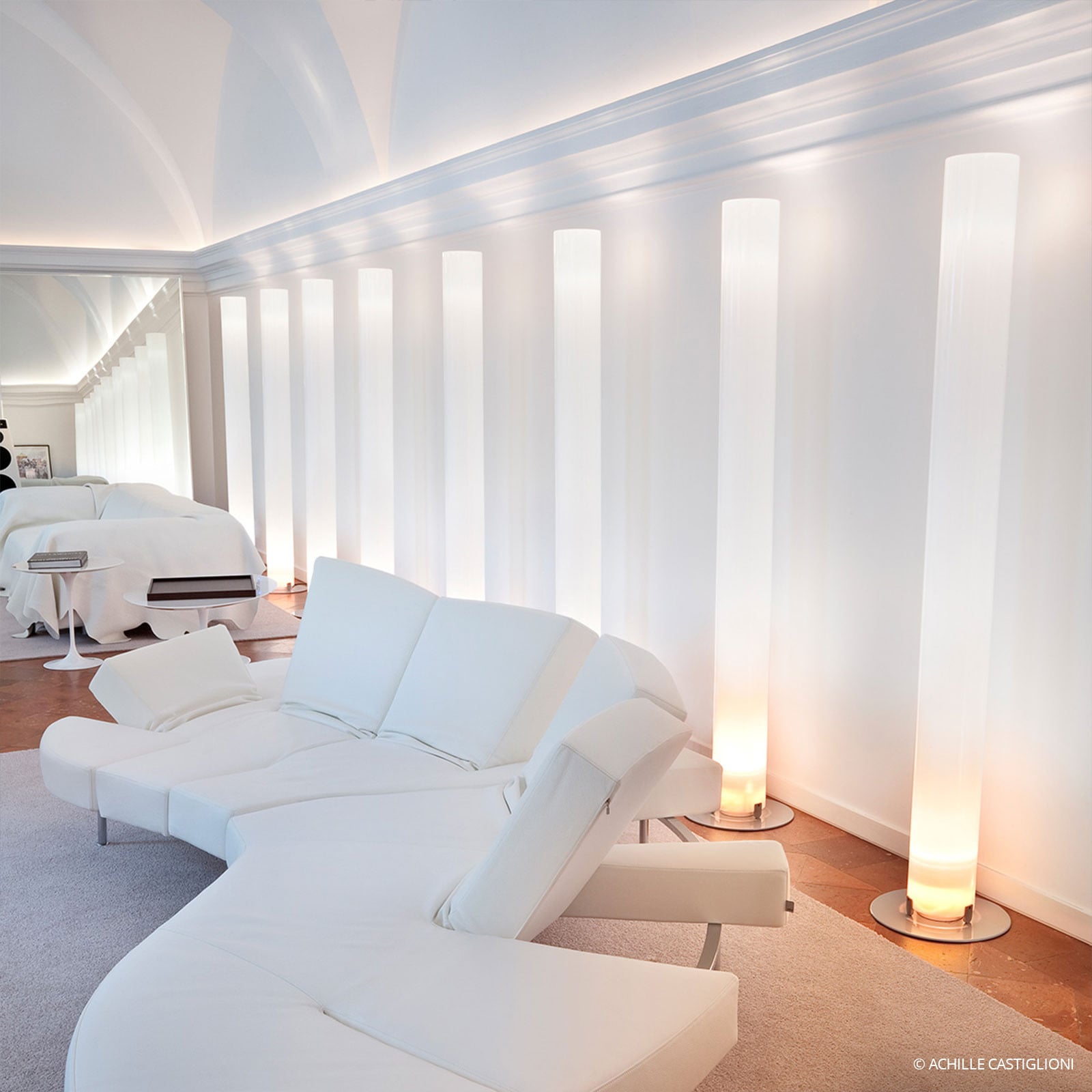 Lampa stojąca FLOS Stylos w kształcie walca wysokość 200 cm