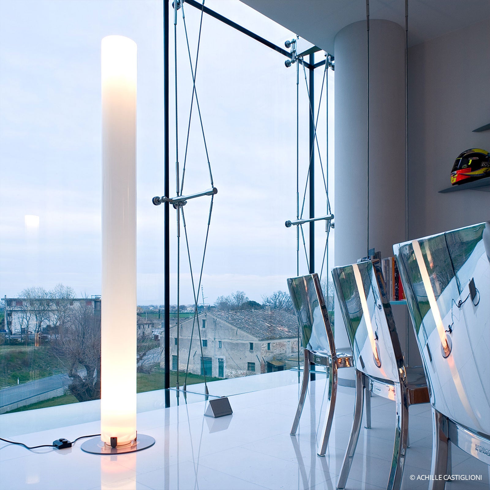 Lampa stojąca FLOS Stylos w kształcie walca wysokość 200 cm