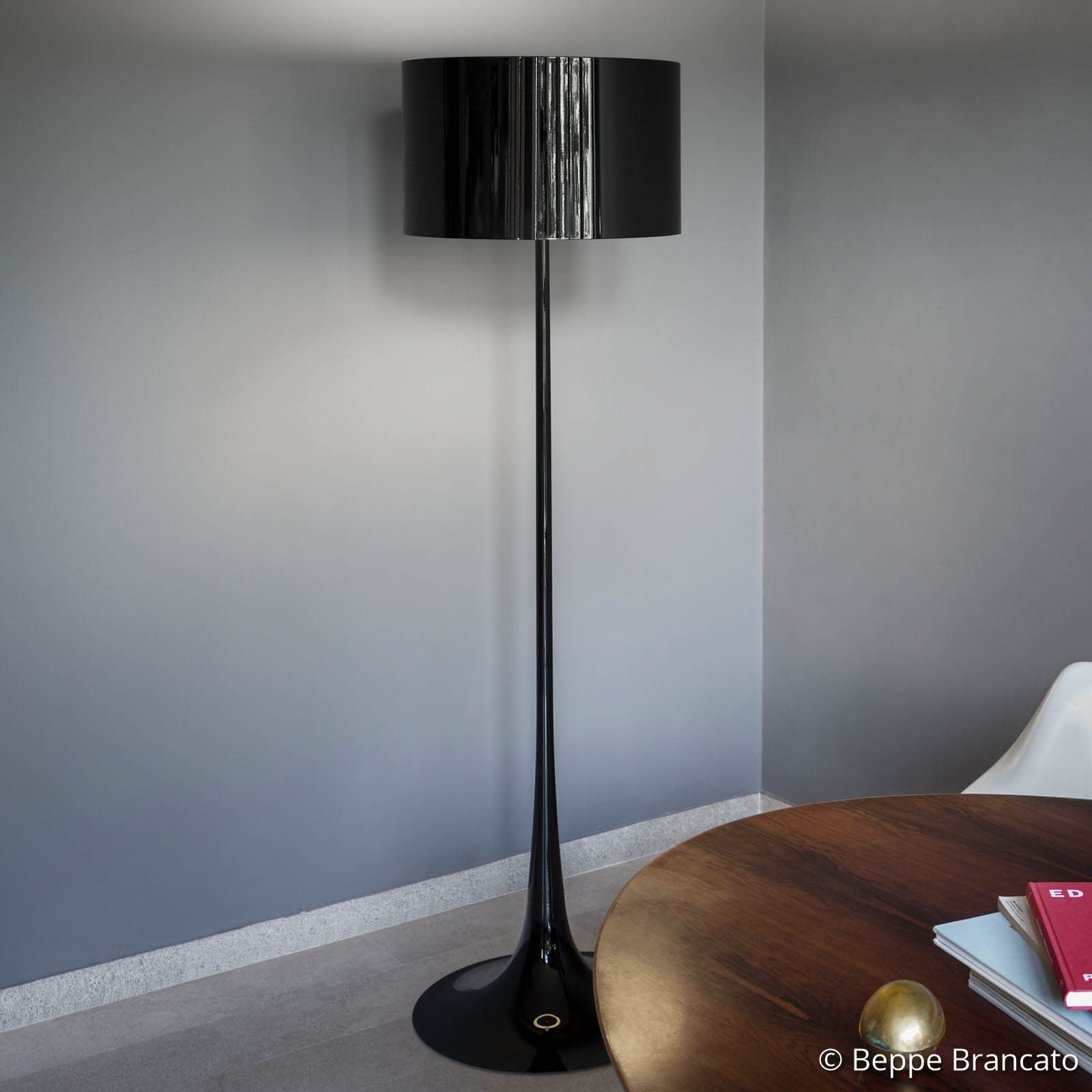 FLOS Spun Light F czarna lampa stojąca
