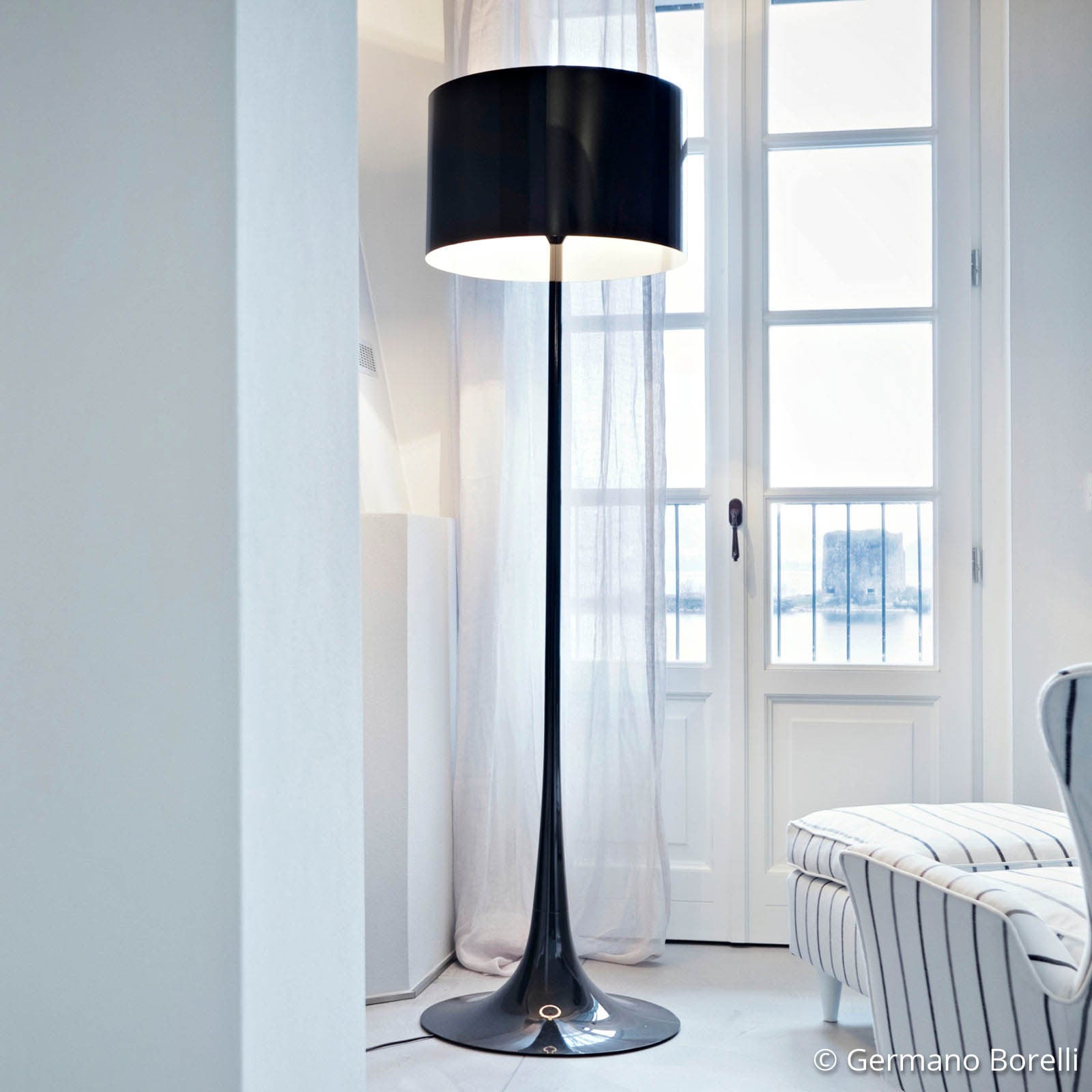FLOS Spun Light F czarna lampa stojąca