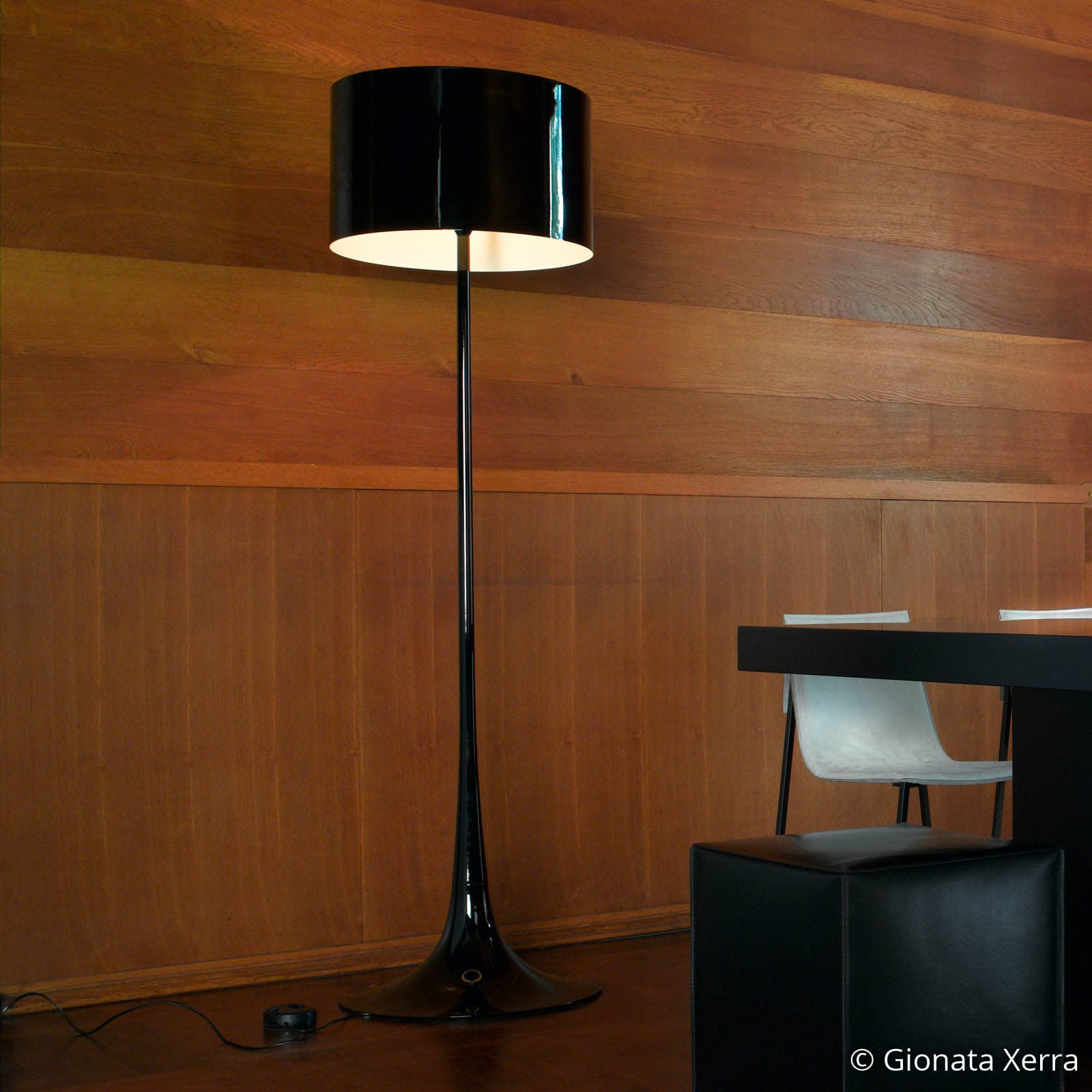 FLOS Spun Light F czarna lampa stojąca