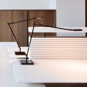 Lampa stołowa FLOS Kelvin LED w kolorze antracytowym