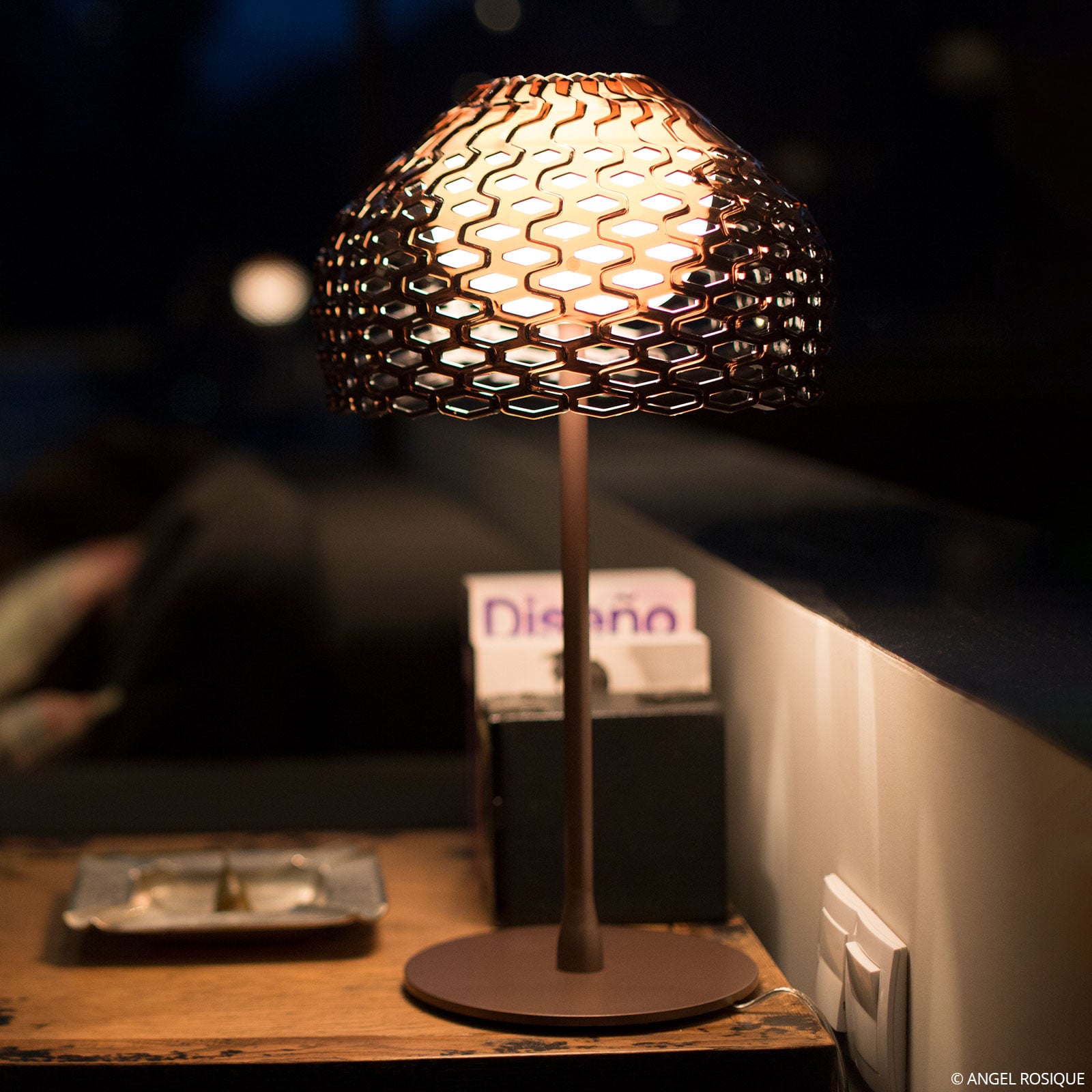 Lampa stołowa FLOS Tatou T ściemniana kolor ochra-szary
