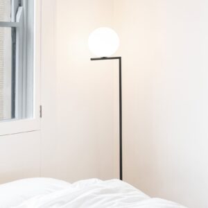 Lampa stojąca FLOS IC F1 czarna Ø 20 cm